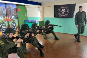 Фотофакт. На военном факультете БГУИР висит флаг ЧВК Вагнера